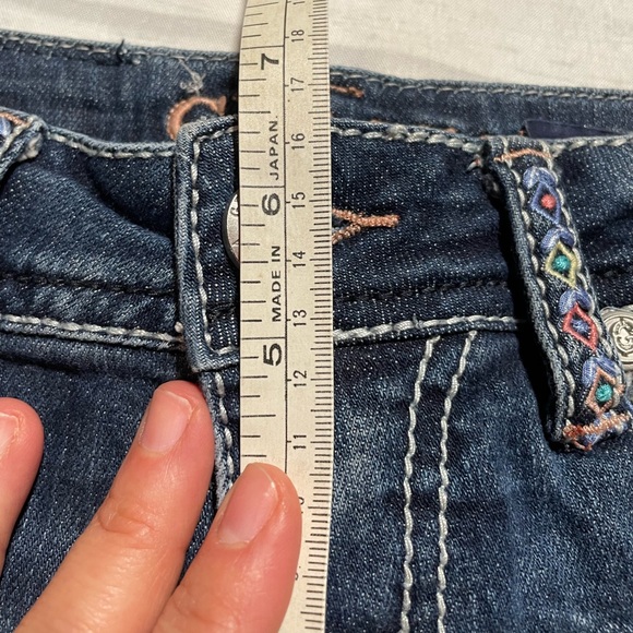 Grace in La denim jean shorts. Size 25. - Picture 9 of 10